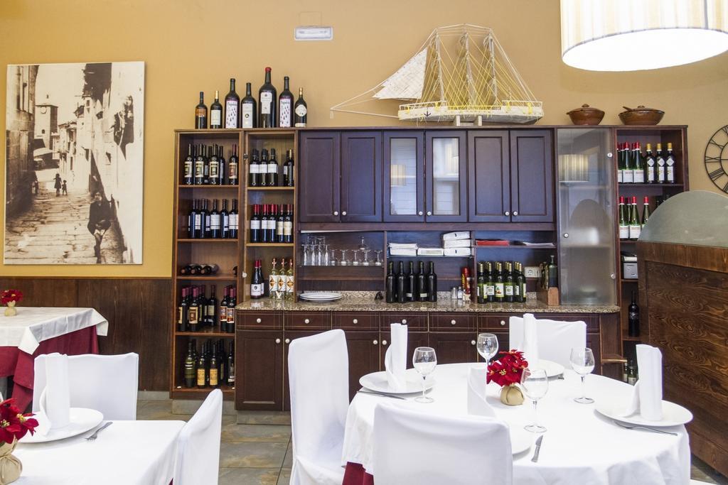 Hostal Restaurante Alarico Allariz Buitenkant foto