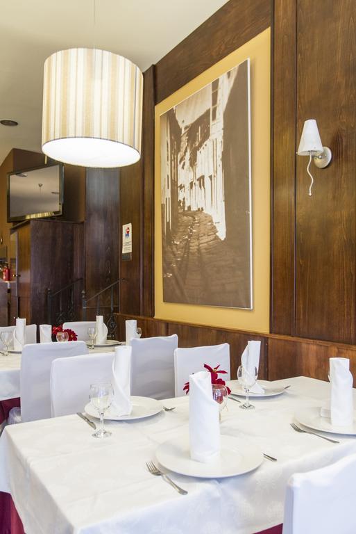 Hostal Restaurante Alarico Allariz Buitenkant foto