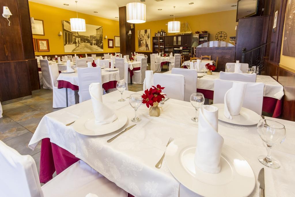 Hostal Restaurante Alarico Allariz Buitenkant foto