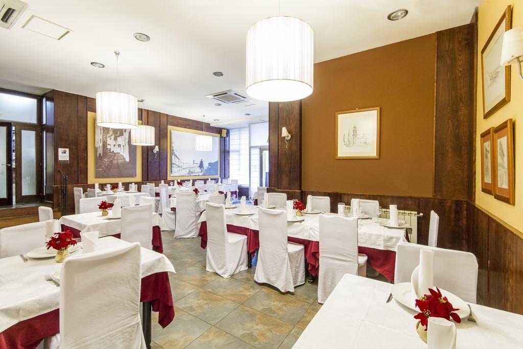 Hostal Restaurante Alarico Allariz Buitenkant foto